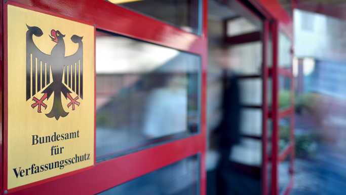 Die Aufnahme zeigt das Schild am Eingang der Liegenschaft des Bundesamtes für Verfassungsschutz in Köln. (Source: Bundesamt für Verfassungsschutz) Die Aufnahme zeigt das Schild am Eingang der Liegenschaft des Bundesamtes für Verfassungsschutz in Köln.