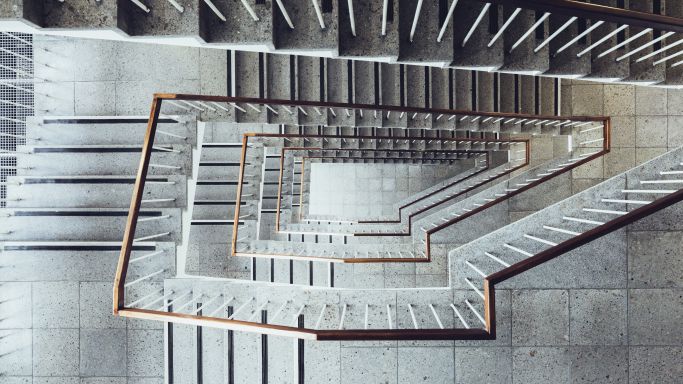 Das Bild zeigt ein leeres Treppenhaus eines mehrstöckigen Gebäudes (Quelle: Norman Posselt/Getty Images) Das Bild zeigt ein leeres Treppenhaus eines mehrstöckigen Gebäudes