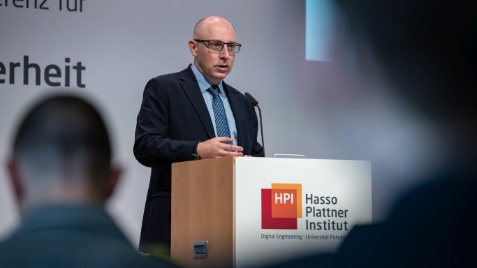 Das Bild zeigt BfV-Vizepräsident Sinan Selen bei seiner Rede (Quelle: HPI) Das Bild zeigt BfV-Vizepräsident Sinan Selen bei seiner Rede