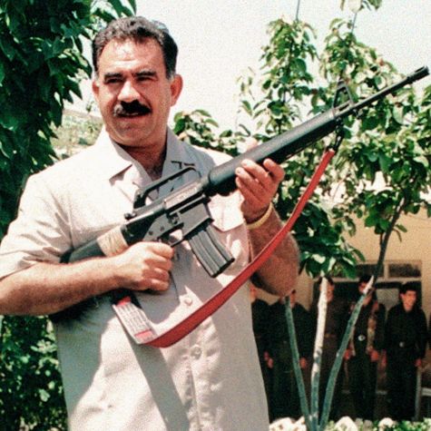 Abdullah Öcalan 1997 with an american M16-machinegun in Bekaa-Valley (Lebanon) (Source:  AFP/picture alliance/dpa) Abdullah Öcalan 1997 with an american M16-machinegun in Bekaa-Valley (Lebanon)