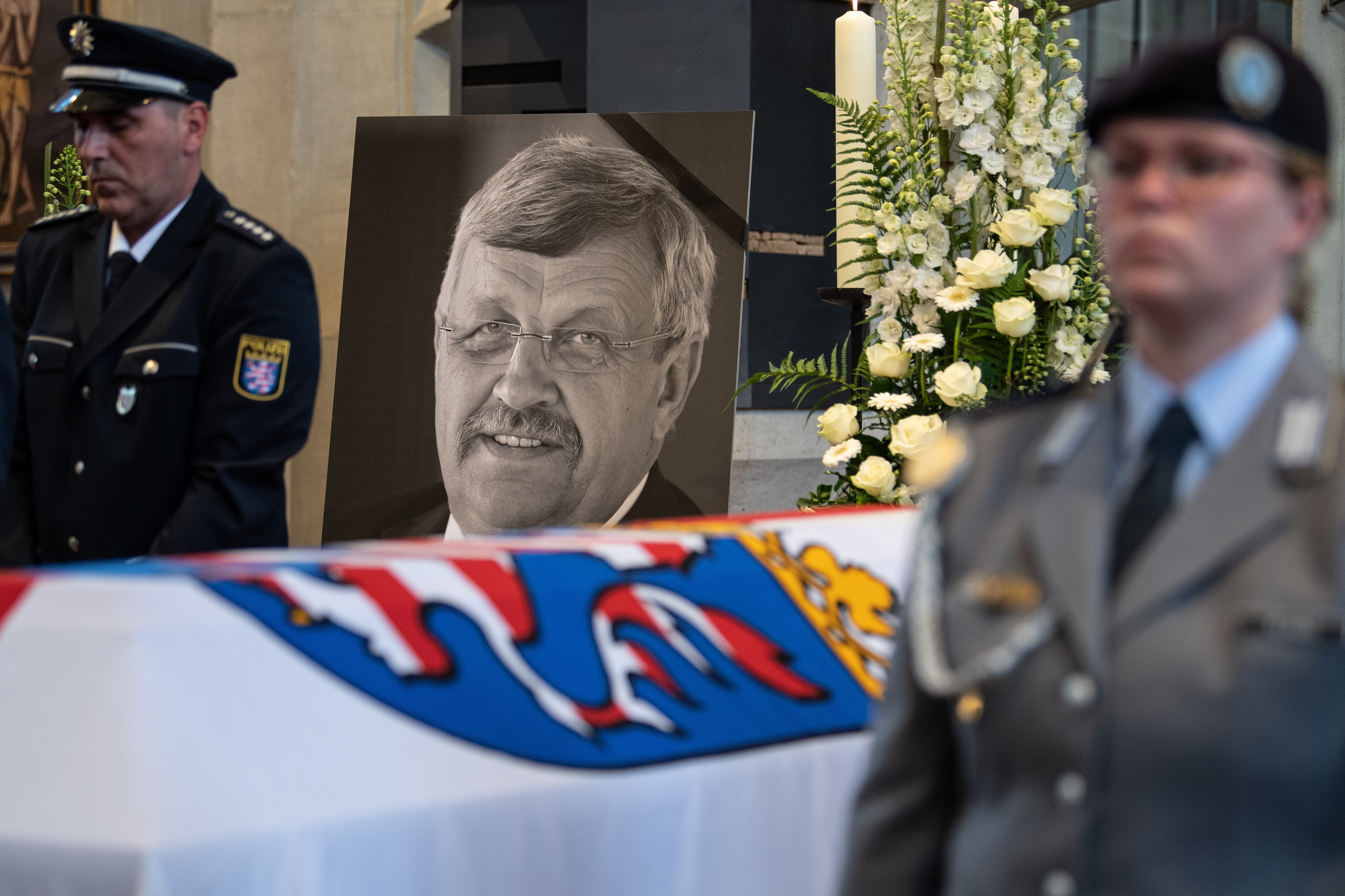Picture shows the coffin of Dr. Lübcke at his funeral service (Source: picture alliance/dpa/dpa-POOL | Swen Pförtner) Picture shows the coffin of Dr. Lübcke at his funeral service