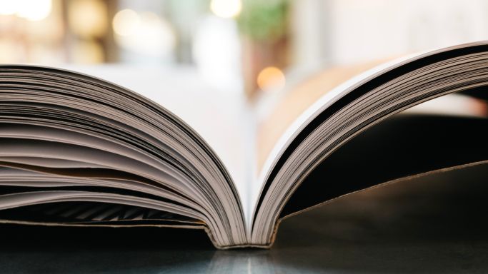 Die Aufnahme zeigt ein aufgeschlagenes Buch. (Quelle: Photo by Jonas Jacobsson on Unsplash) Die Aufnahme zeigt ein aufgeschlagenes Buch.